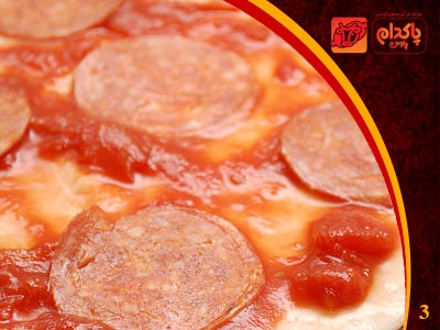 گام چهارم برای پیتزا پپرونی - قرار دادن کالباس پپرونی روی خمیر پیتزا