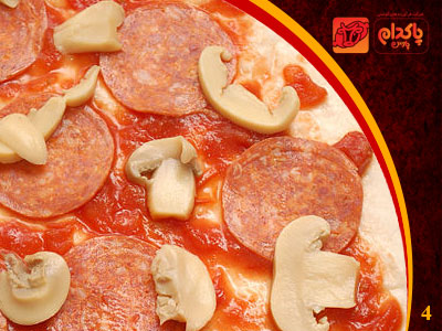 گام پنجم برای پیتزا پپرونی - افزودن قارچ و مخلفات