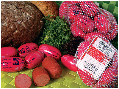 سوسیس کوکتل سرخابی با 55 درصد گوشت و در بسته بندی های توری نیم کیلویی، توری یک کیلویی و وکیوم به بازار مصرف عرضه می گردد.